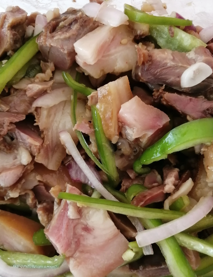 今天去买猪头肉发现了一件很奇怪的事情，两位阿姨都不想买刚刚做出来的热猪头肉。

