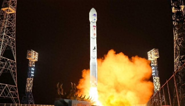 美日韩求锤求锤！朝鲜发射卫星后他们竟然还表示怀疑卫星是否成功入轨，结果朝鲜反手就