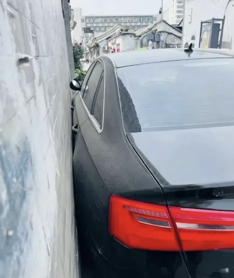 网友分享：老婆昨晚停车，停成这个样子！她是怎么做到的呢？“我”又该怎么把车完好无
