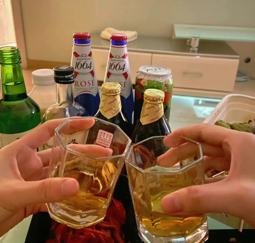 今后，这酒还敢喝吗？
自从网上报道：有人喝酒出事后，陪桌人员全体担责。
现在老哥