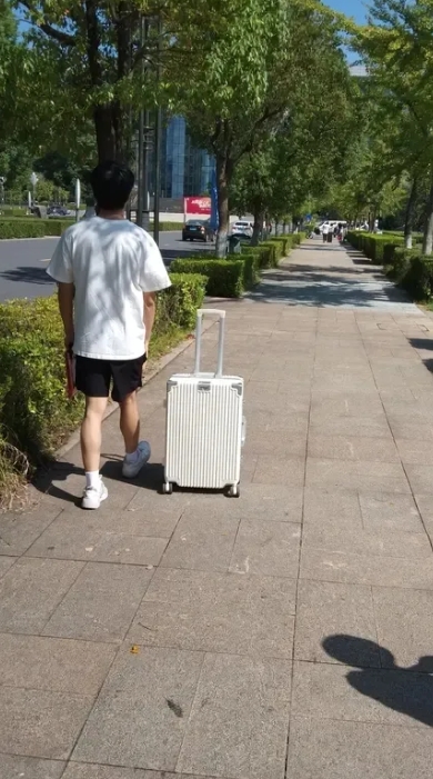 我和老公、儿子、经过1700公里到达了江苏省镇江市江苏大学，一下高铁站就看到江苏