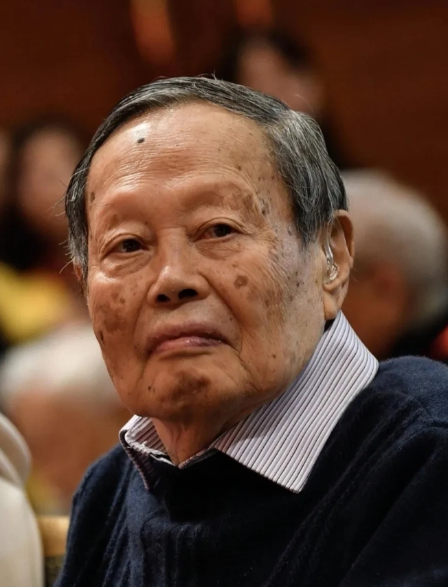 中科院院士杨振宁，节目中谈到杜致仁，眼泪欲要夺眶而出，平静了很长时间，颤抖的说: