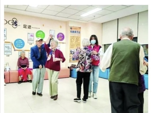 年轻人住进养老院每月房租300
25岁的薇薇是安徽宣城人，在苏州上班，今年九月份