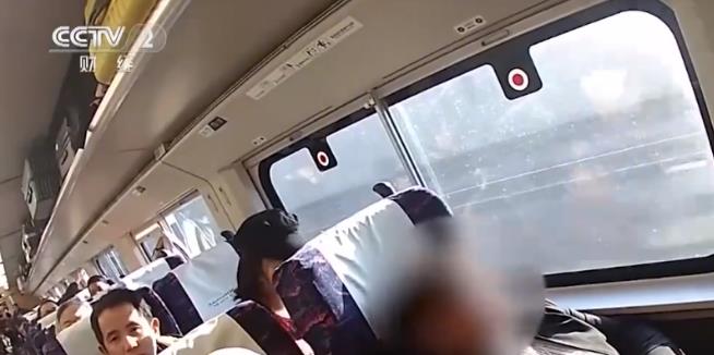 太嚣张了！在一辆由昆明开往大理的D8669次列车上，一名乘客上车之后，按照票上的