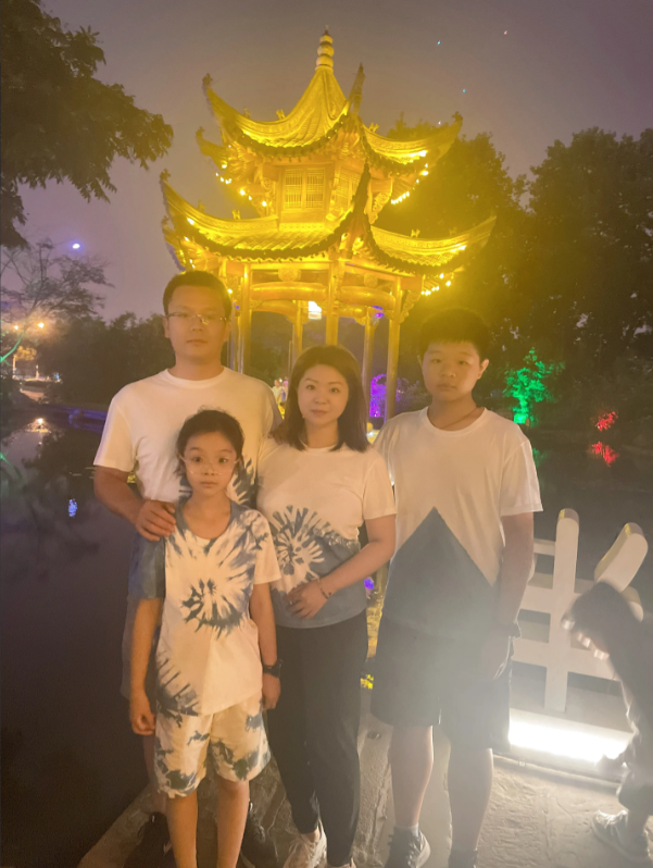 看看我们这个重组家庭，我带着儿子，老公带着女儿。现在生活快一年了，大家说的什么孩