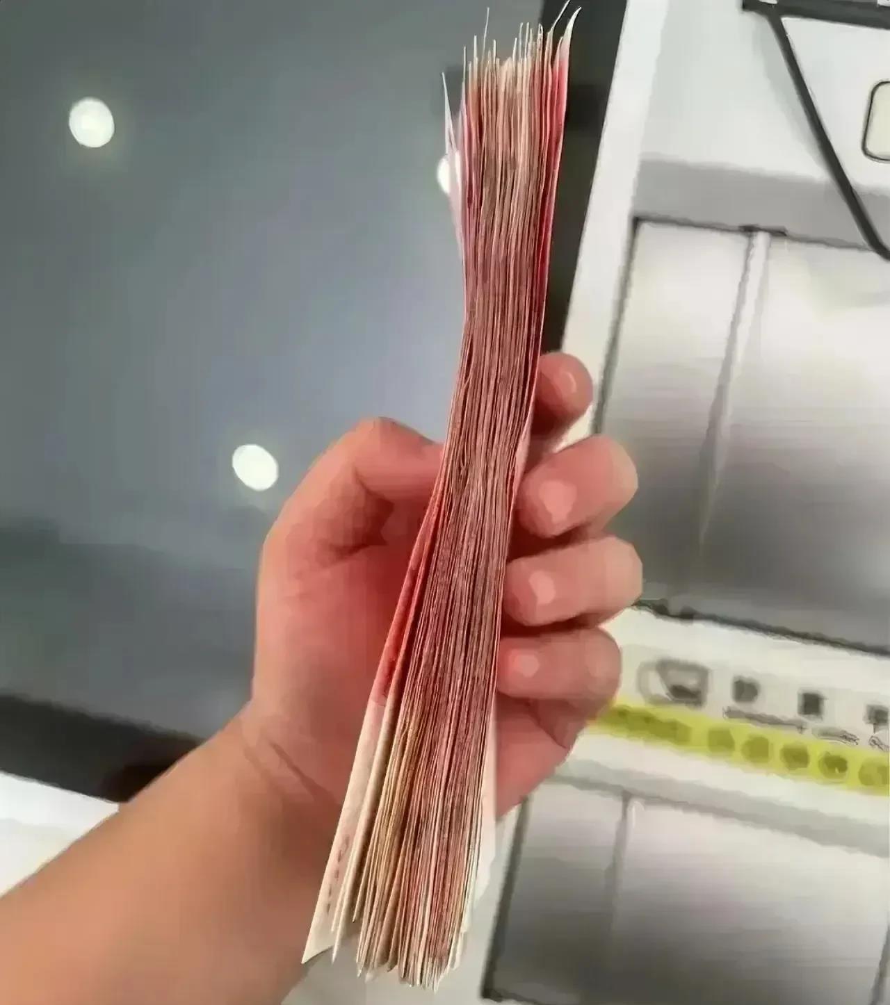 过年回家的贫困家庭的表现

1、乘坐破旧的汽车。

2、抽着十块钱一包的烟。


