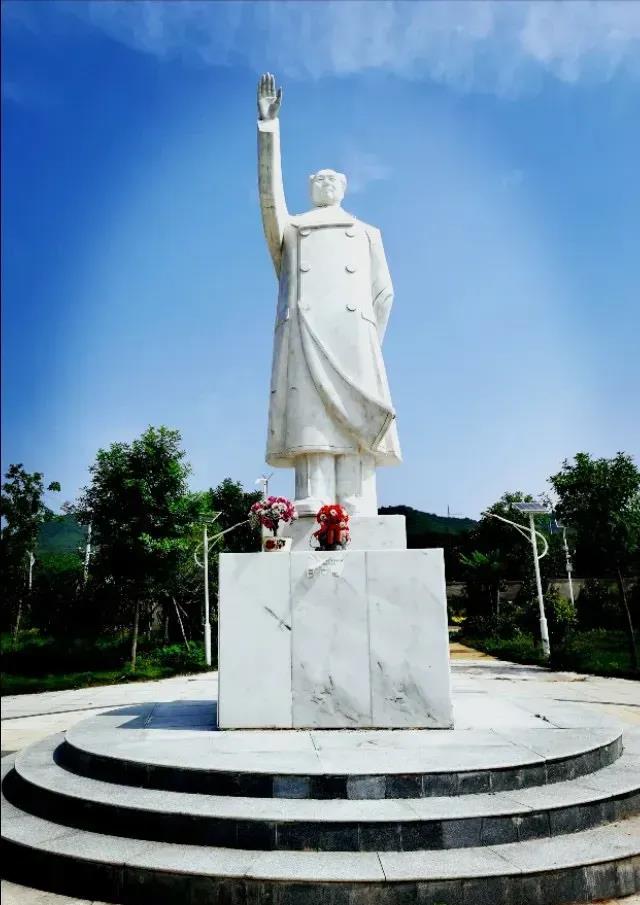 拆毁主席像、更改口号、将“为人民服务”转变为“以人民为中心”，这些举动引发了人们