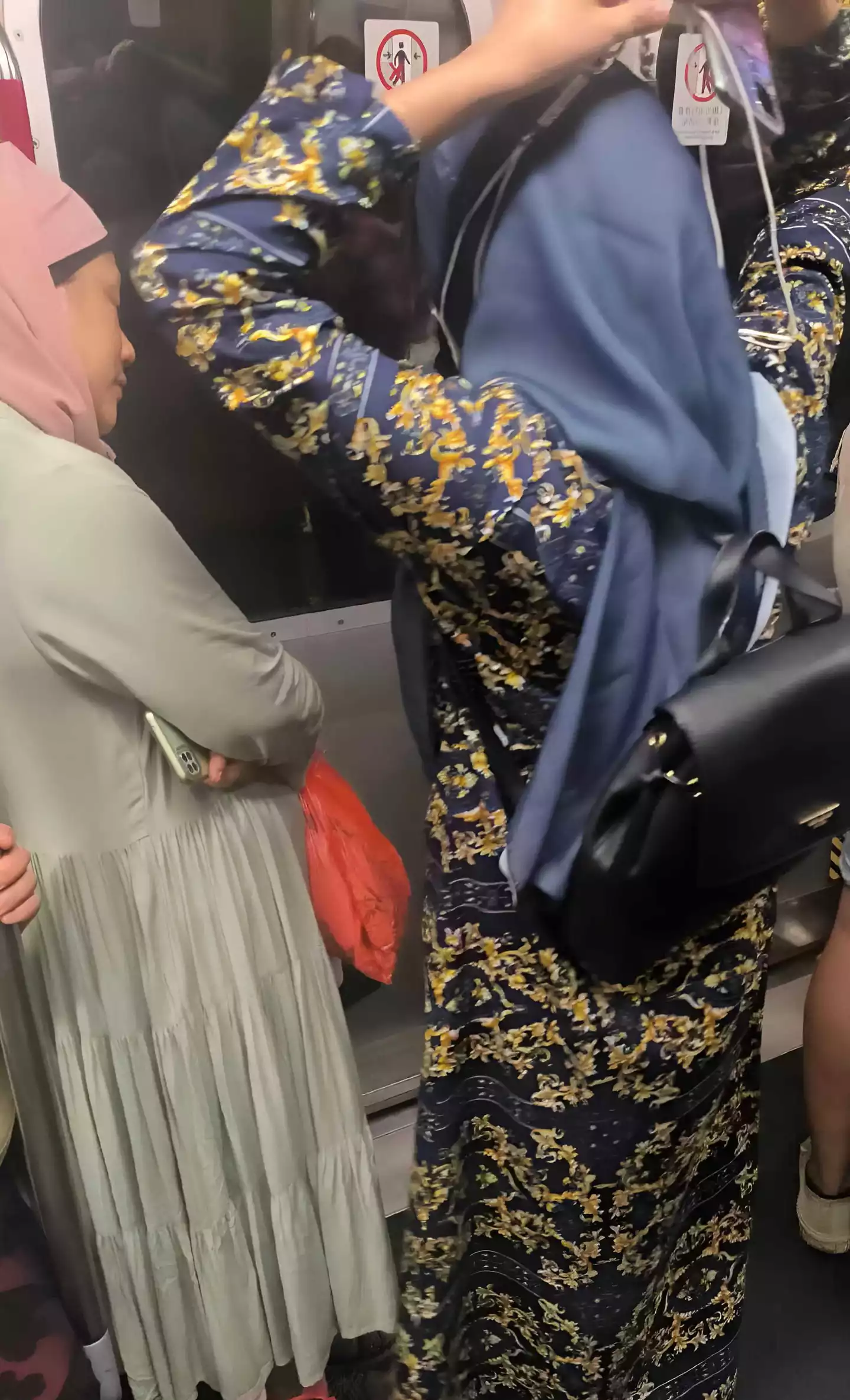 地铁上看见半根黄瓜，那半根不知道去了哪里……