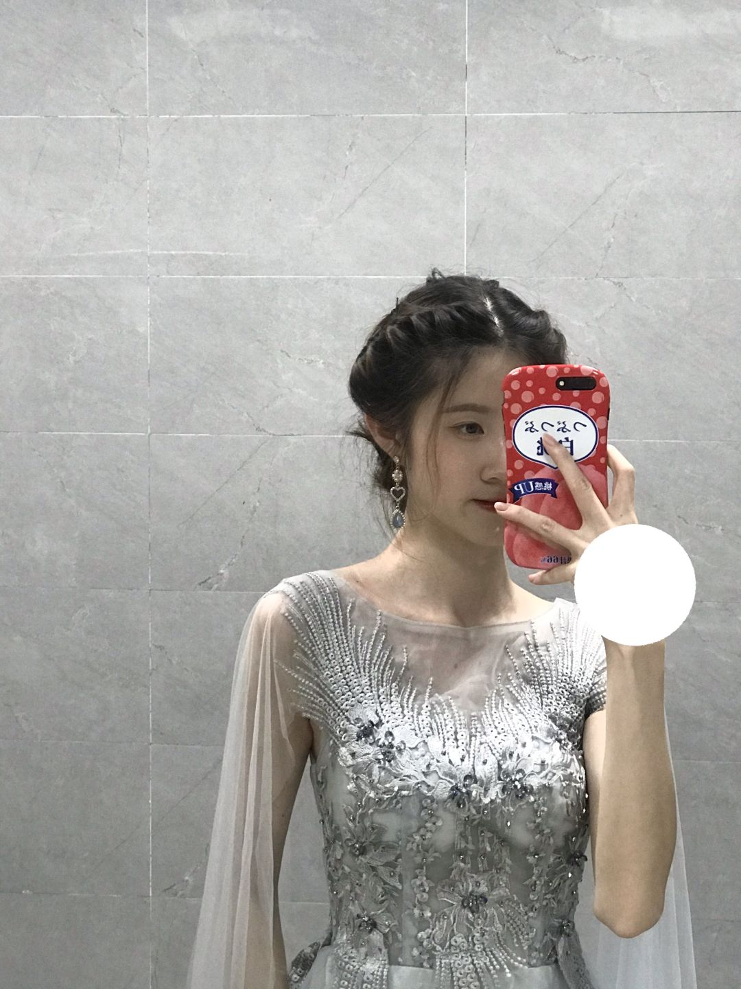 这件礼服肩上的丝带我可太喜欢了
