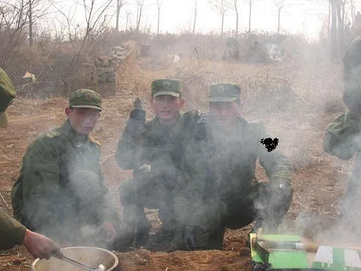 我当兵时，连队炊事班库管员把给养员刚买回来的一条猪腿送人了。炊事班做饭时发现猪腿