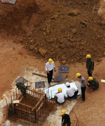 今年挣钱真的太难了，我所在的工地本该是热火朝天、人声鼎沸的场景，但现在却显得冷冷