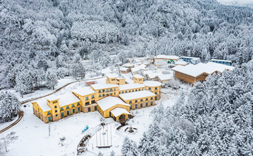 【孟获城雪景惹人爱】
近日，随着气温下降，位于石棉县栗子坪乡的孟获城景区早已银装