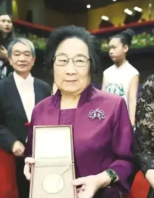 今天看到一则新闻屠呦呦先生再度落榜两院院士，她称后续退出两院院士参评的申请，专心