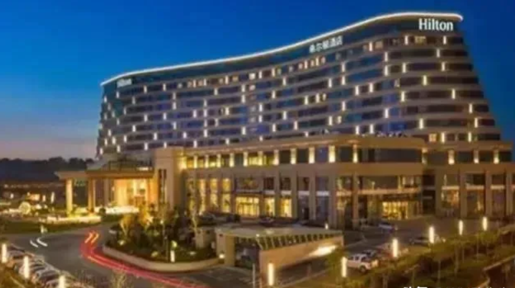 上海有个人，拿了2000万拆迁款，不买房，住五星级酒店，每天800，包月2万。酒