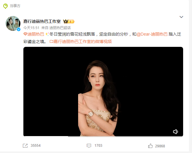 工作室分享迪丽热巴冬日飘雪花絮视频，视频中的热巴好美好有氛围感，每一帧都像画报一