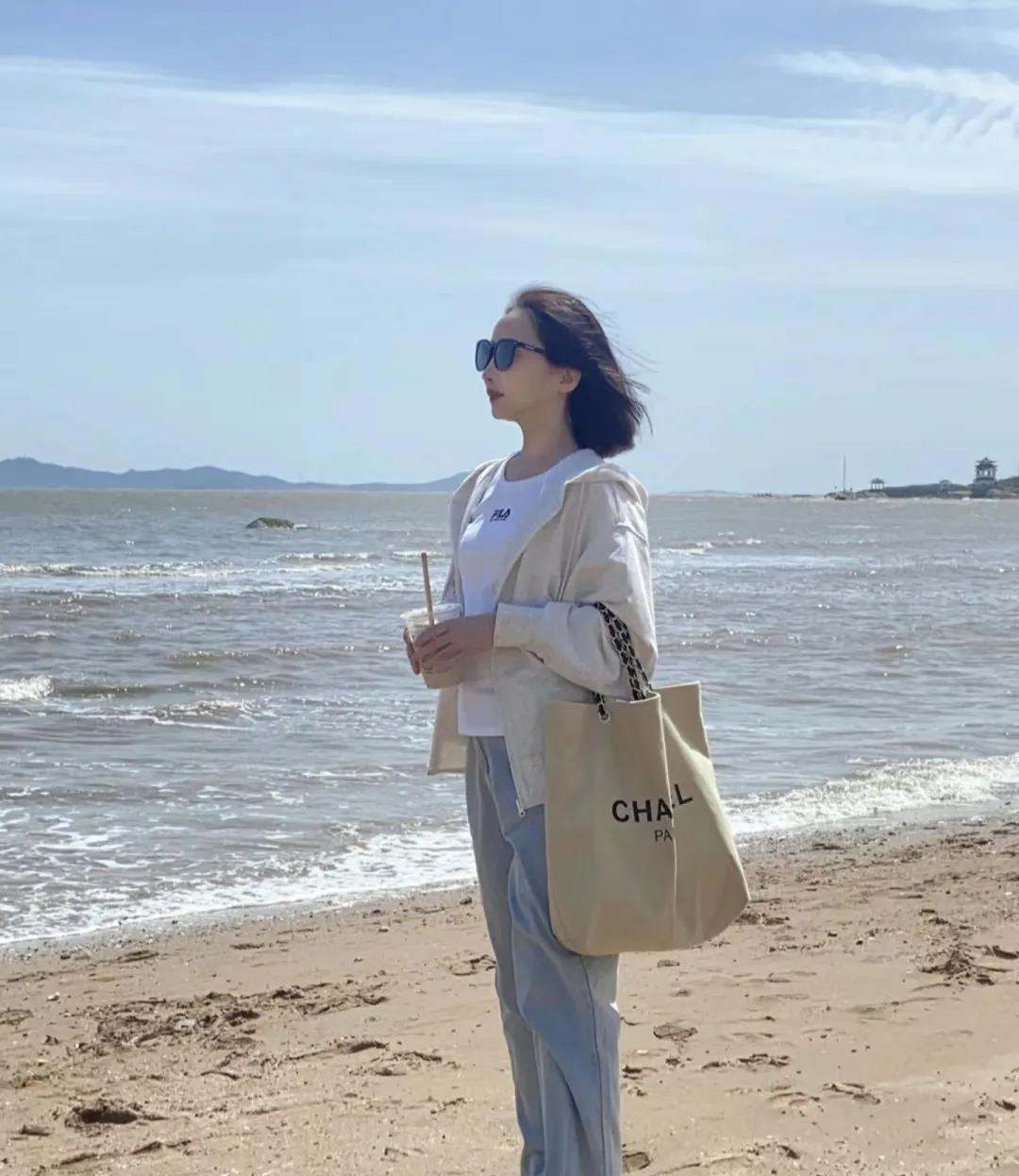 我始终难以置信，父母仅凭微薄的退休金，如何在抚养我和哥哥的过程中积累了一笔可观的