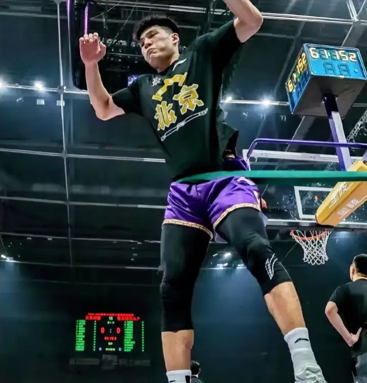 CBA昨晚进行三场比赛，我产生了五大不可思议

1、估计广东队肠子都悔青了，赵睿