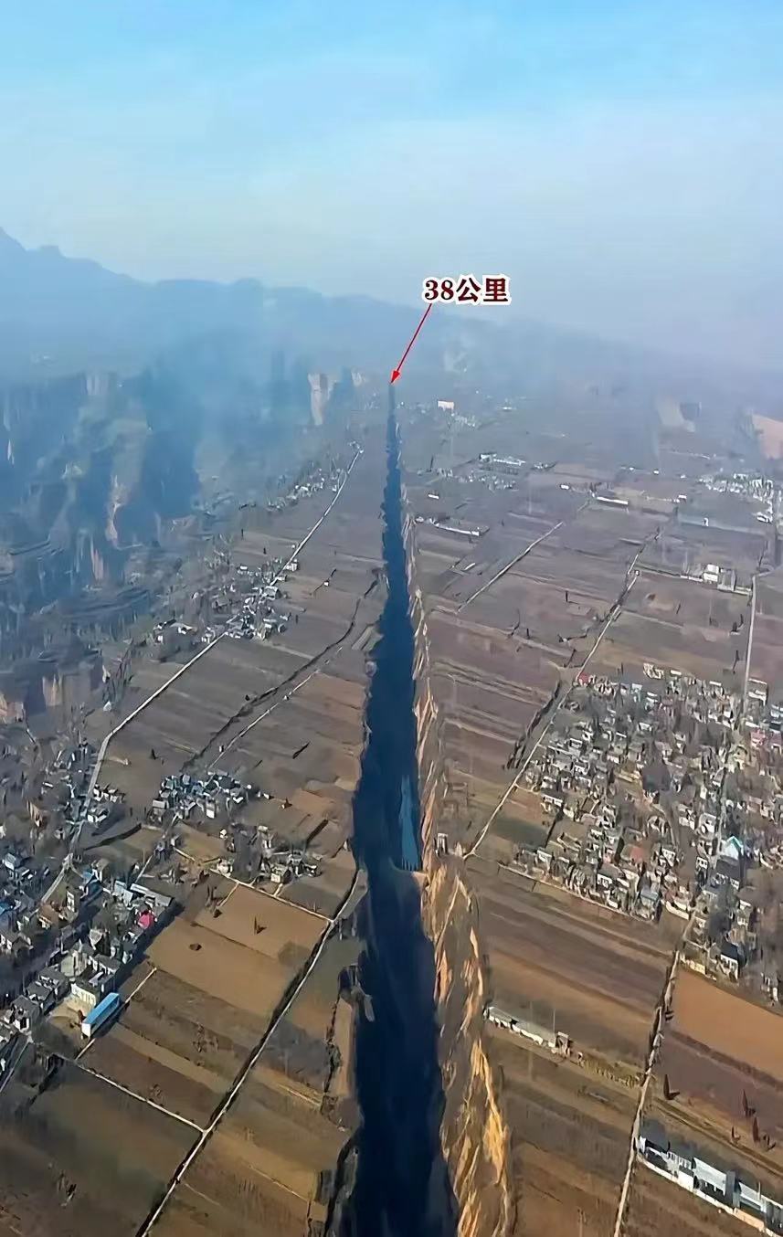 山西大裂缝，为什么不建桥？

这真是一大奇观啊，38公里的大裂缝，居然也不建个桥