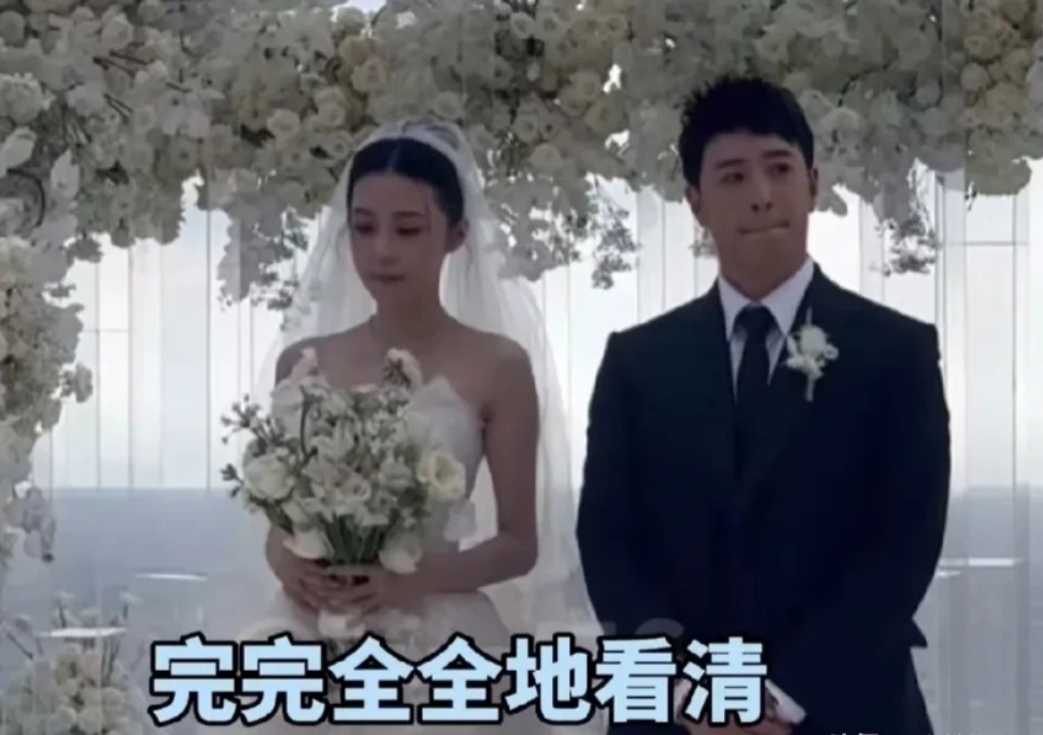 潘玮柏婚礼新娘缩头缩脑的，小动作特别多，两人就像认识还没超过一个礼拜一样，由于两