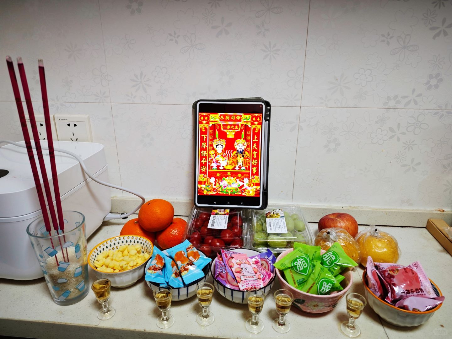这一届年轻人的祭灶
灶神爷请在我家吃好喝好#祭灶神
 #过小年 #玄学 #春节疯