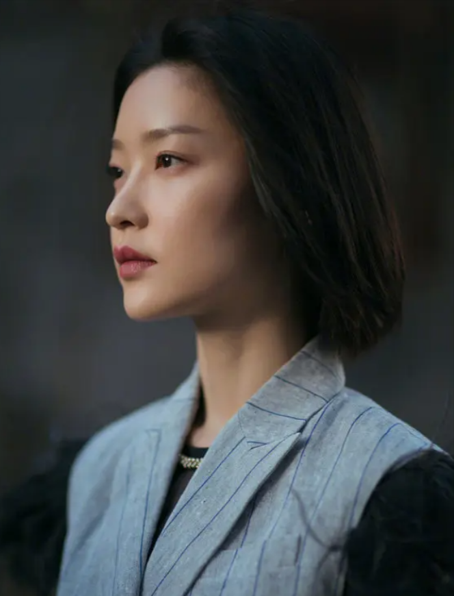 超模，杜鹃，在繁华里扮演宝总的初恋女友，公共汽车的售票员，遇到外地的亲戚，与宝总