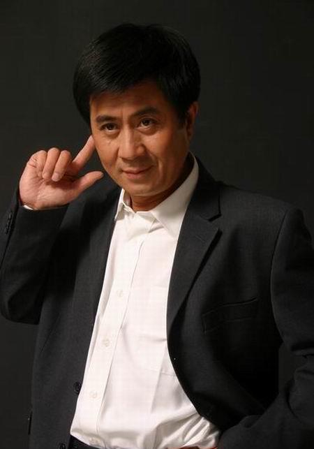 
主持人，曹可凡，问郭凯敏的前妻，张芝华，你们当年离婚，你真没有什么后悔的吗。张