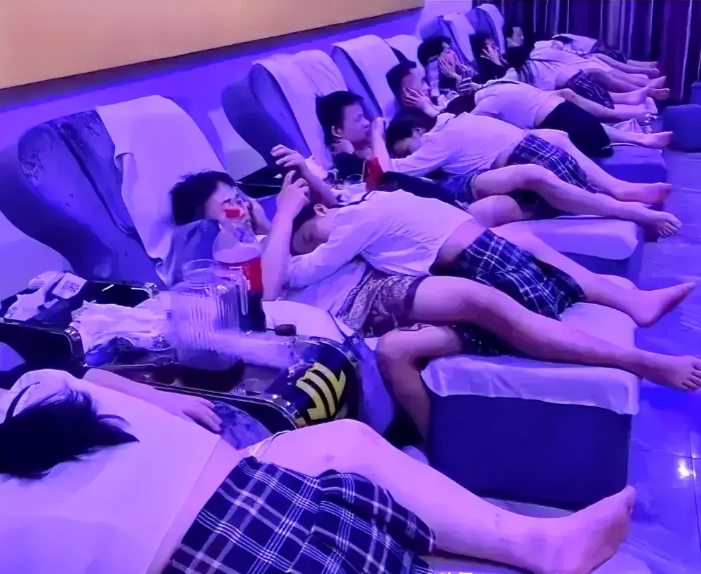 这是什么操作？难道是开发的新项目？看手机那哥们你是有几个亿的生意要谈？这时候还玩