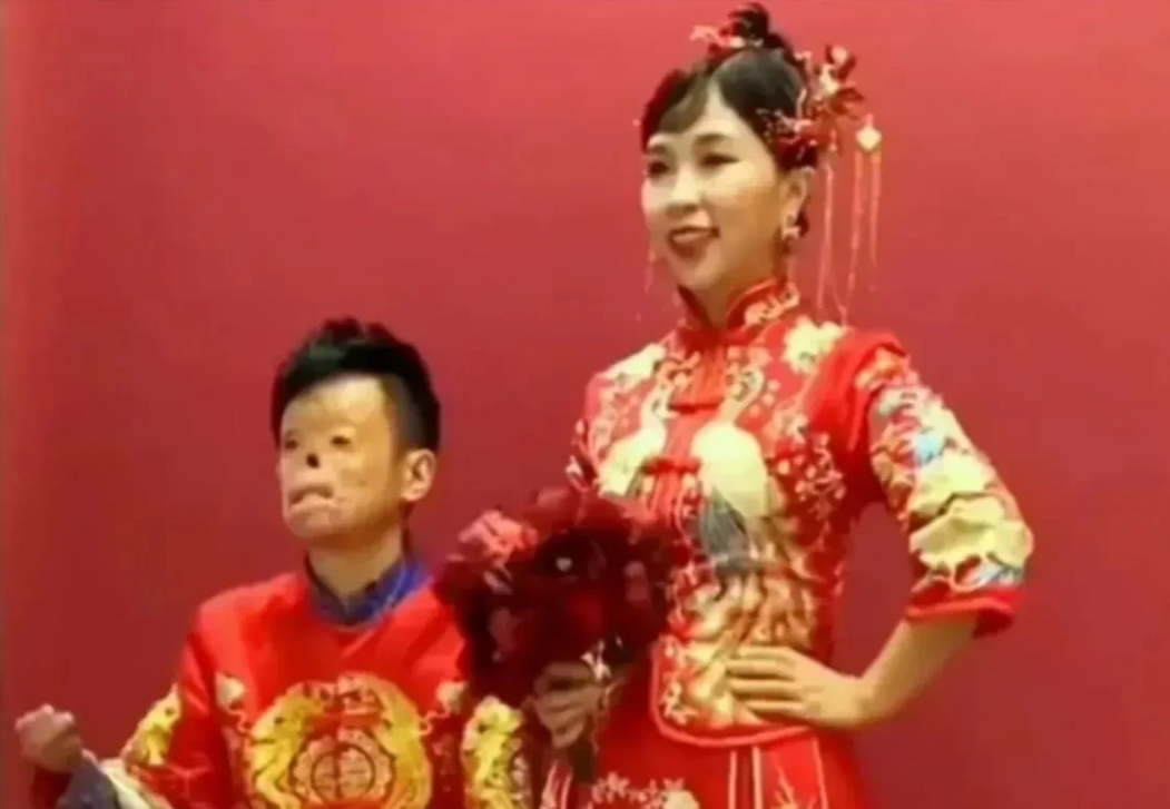 照片上的新郎是一名消防员，漂亮的新娘是新郎冒着生命危险把她救了出来。新郎为了救她