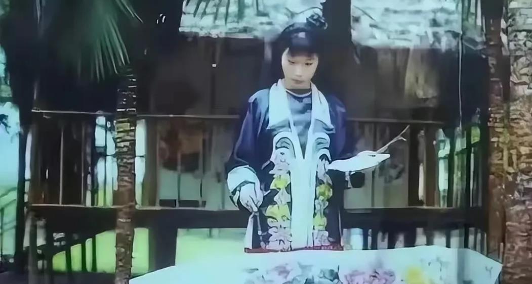 1995年7月21日，东莞殡仪馆工人何亚胜刚想把女尸送进火化炉，突然发现女尸肚子