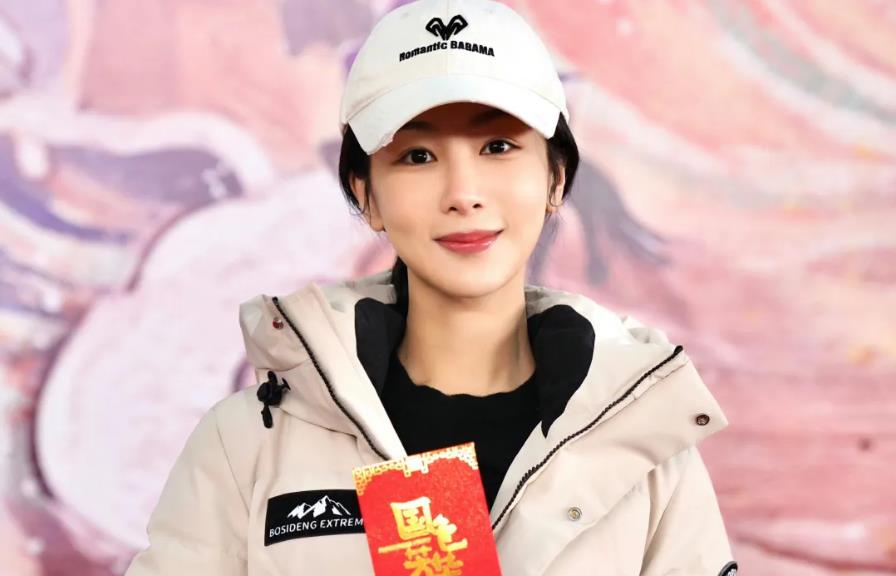 杨紫和李现正在拍摄《国色风华》，网传有代拍将杨紫的照片卖出2万一套，粉丝呼吁抵制