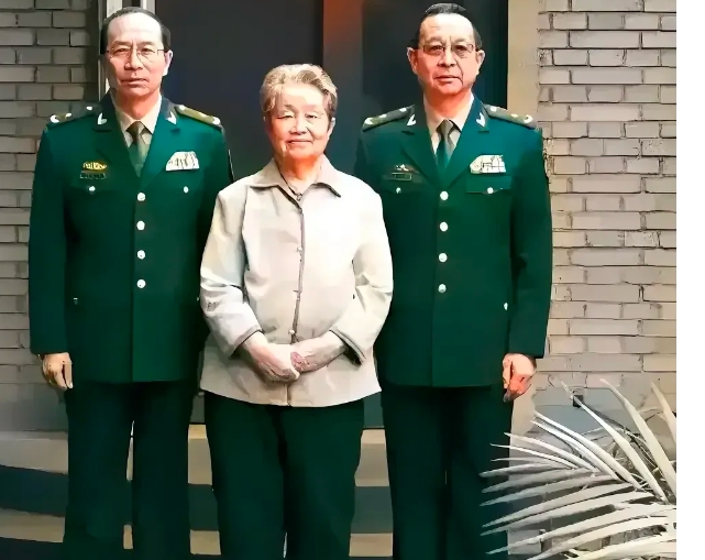 这是一位伟大的母亲，为祖国和人民培养了两位优秀的儿子。站在中间这位慈祥的母亲叫郑