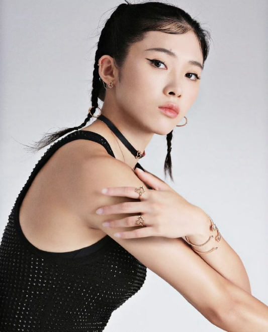 狮子座美少女吴艳妮似乎从来不会被评价困扰，不做人设，只做自己，那个向往自由奔跑的