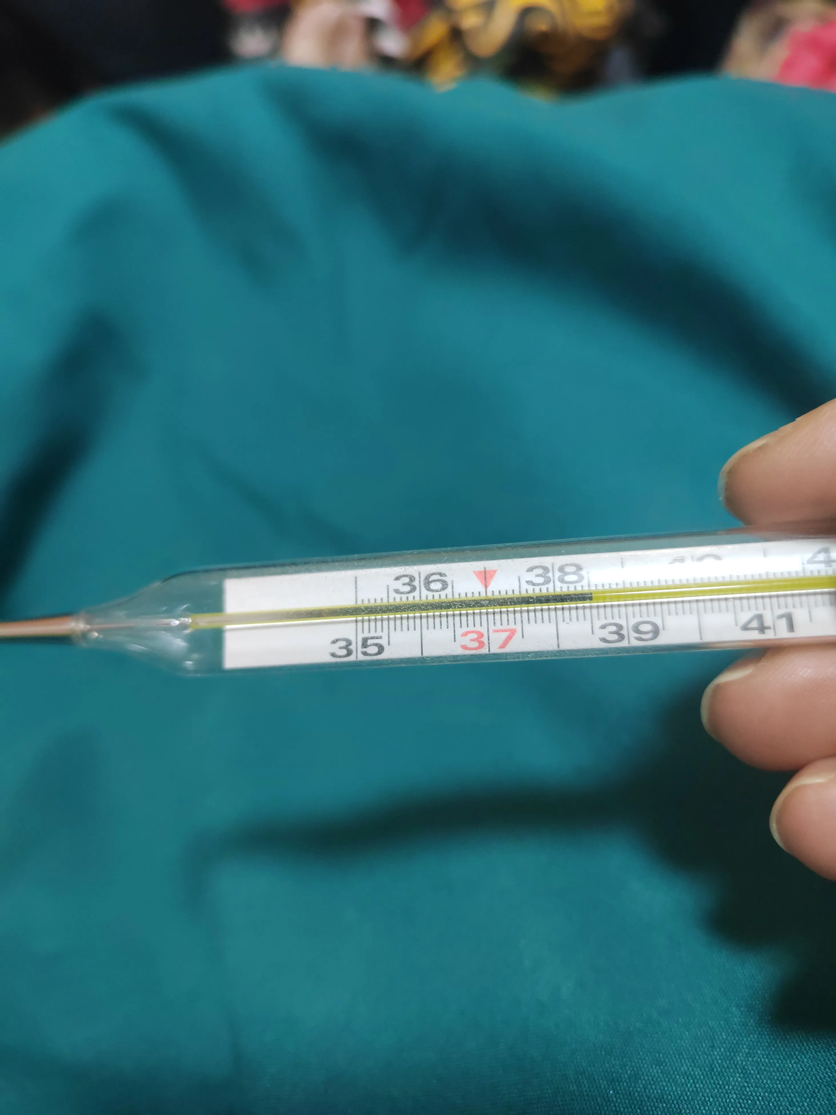 38.5°我的那个老天爷啊，你敢相信这是一个正常人现在的体温吗？浑身各种疼，稍微