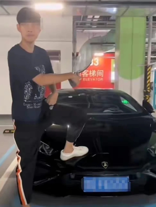闹大了！脚踩兰博基尼的小伙终于服软，主动联系车主寻求和解，结果被车主怒怼，真是搬