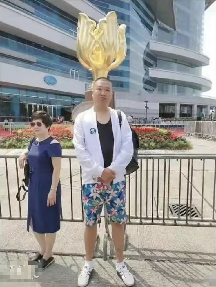[奸笑]求大神把旁边那个阿姨P掉，味儿太大