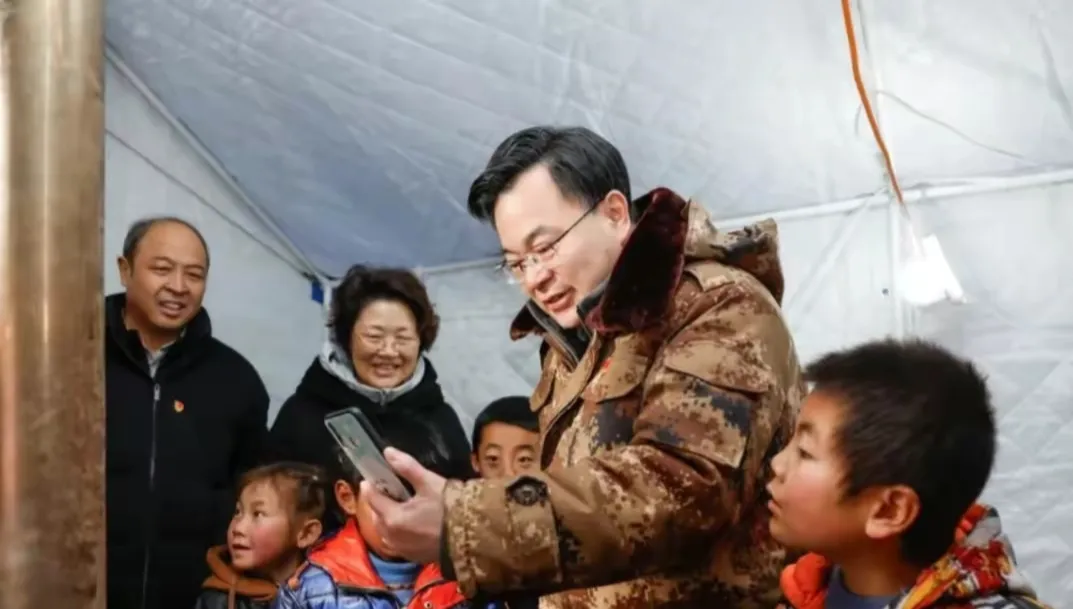 12月21日，在甘肃积石山的安置点，有个小女孩带着省委书记参观了自己的帐篷。书记