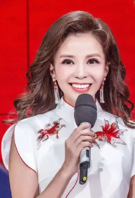 2004年，中央主持人王志求婚朱迅，朱迅显得有些手足无措，呆呆地问了王志一句：“