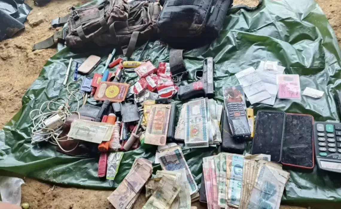 这是果敢盟军从被击毙缅军士兵身上搜出来的。原来人民币在缅甸是硬通货。