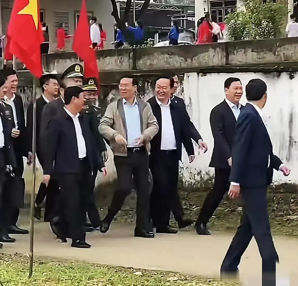 “行政夹克”深受越南领导层喜爱！一般情况下，越南气温较高，穿个衬衫足矣！但令人不