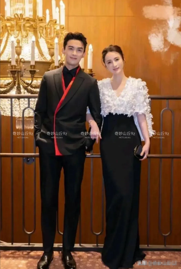 看右边是谁？发现她越年龄大越漂亮了，气质也比以前好，既干练又优雅，而且生了两个孩