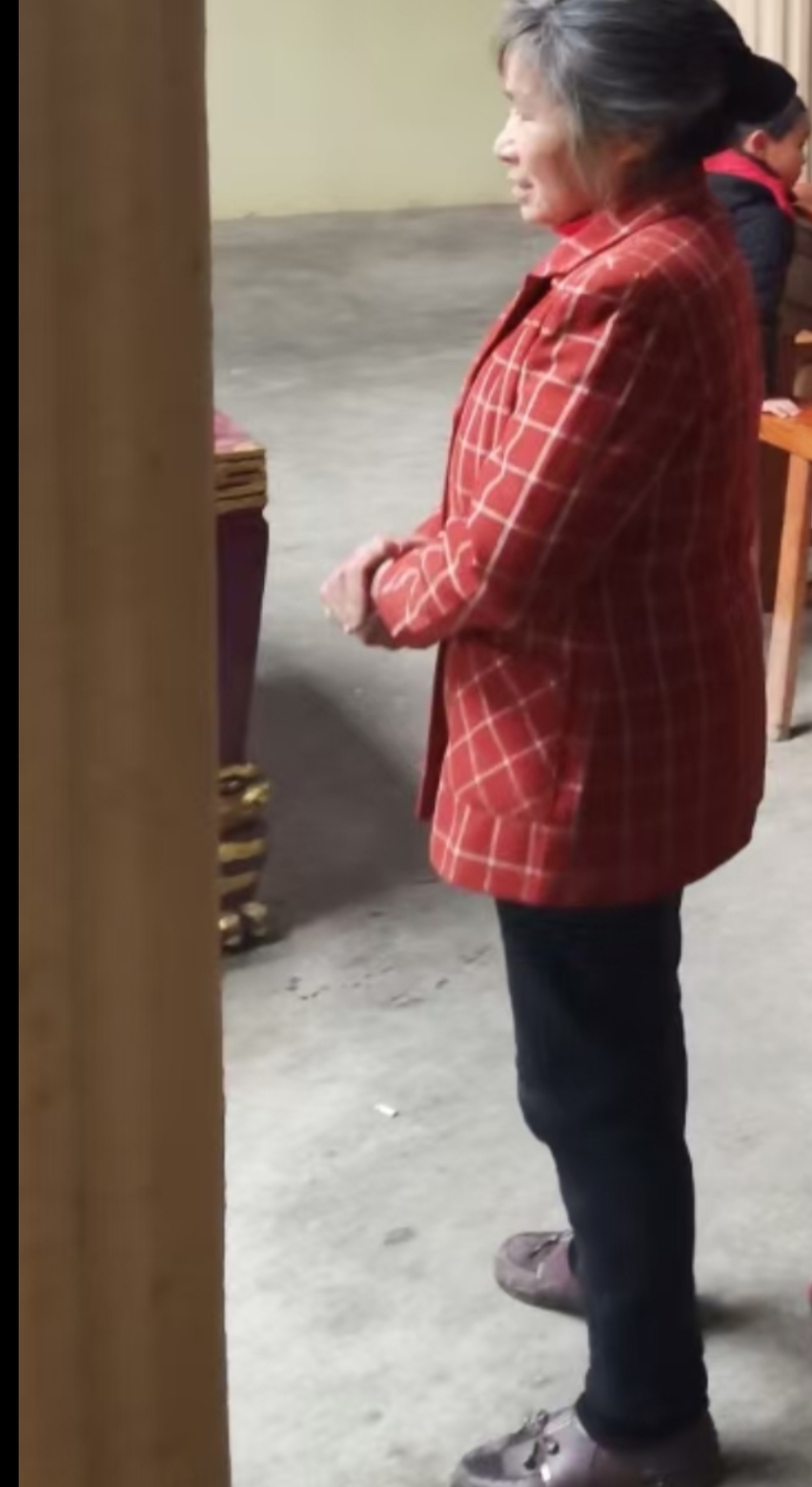 60岁的姑姑，是父亲唯一的亲妹妹，一生没有出过远门，没有坐过动车，不会用智能手机