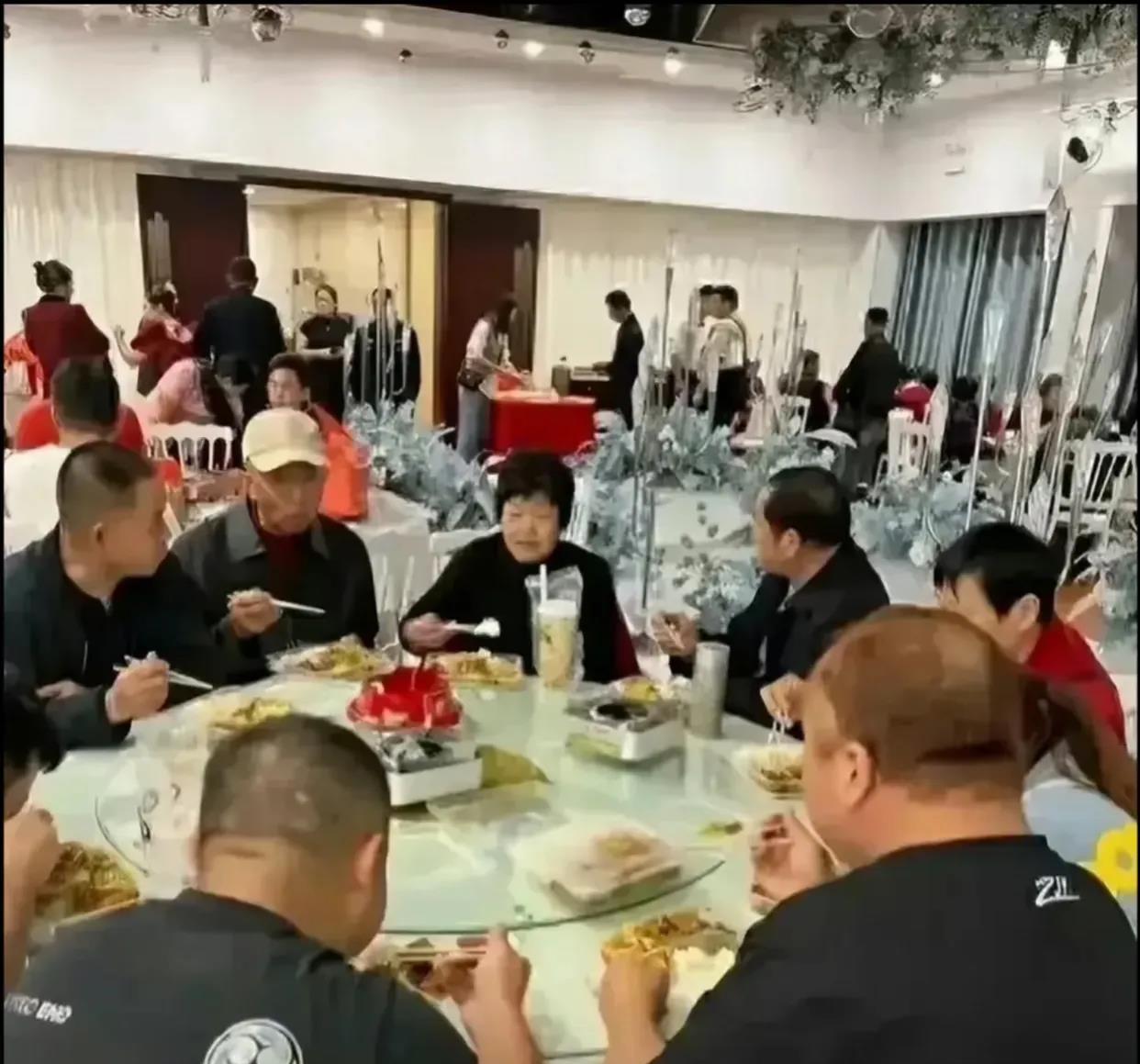 我们山东人，对于公务员的崇敬真是到了恶心的地步，今天初六走亲戚，中午一大桌子人吃