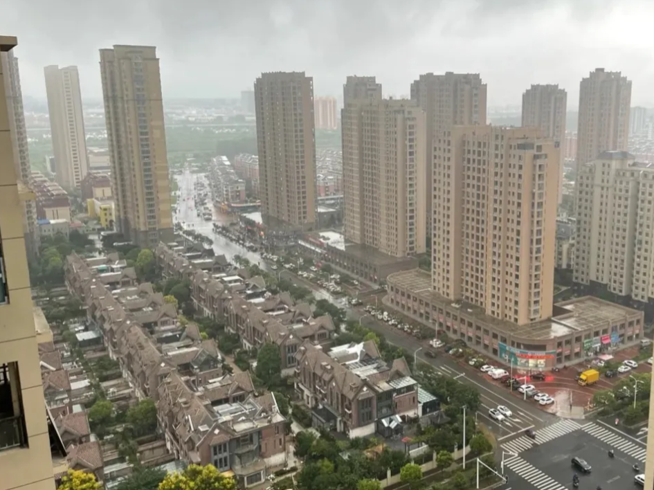 同事彻底崩溃了！
同事的房子买的恒大的，首付了有70万左右，每月月供在6500块