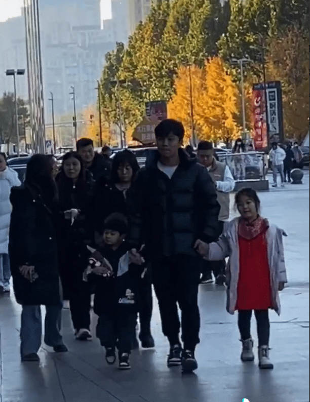 一直以为，解清帅妈妈，是全职太太，没想到还上班，她早上5点就上班了，解总的员工表