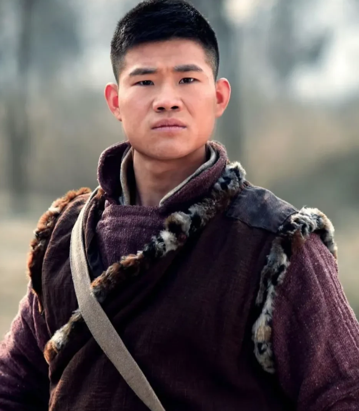 嘎子放狠话干掉吴京，不听劝阻翻拍《战狼》，上映后遭全网嘲讽。嘎子谢孟伟做梦都没想