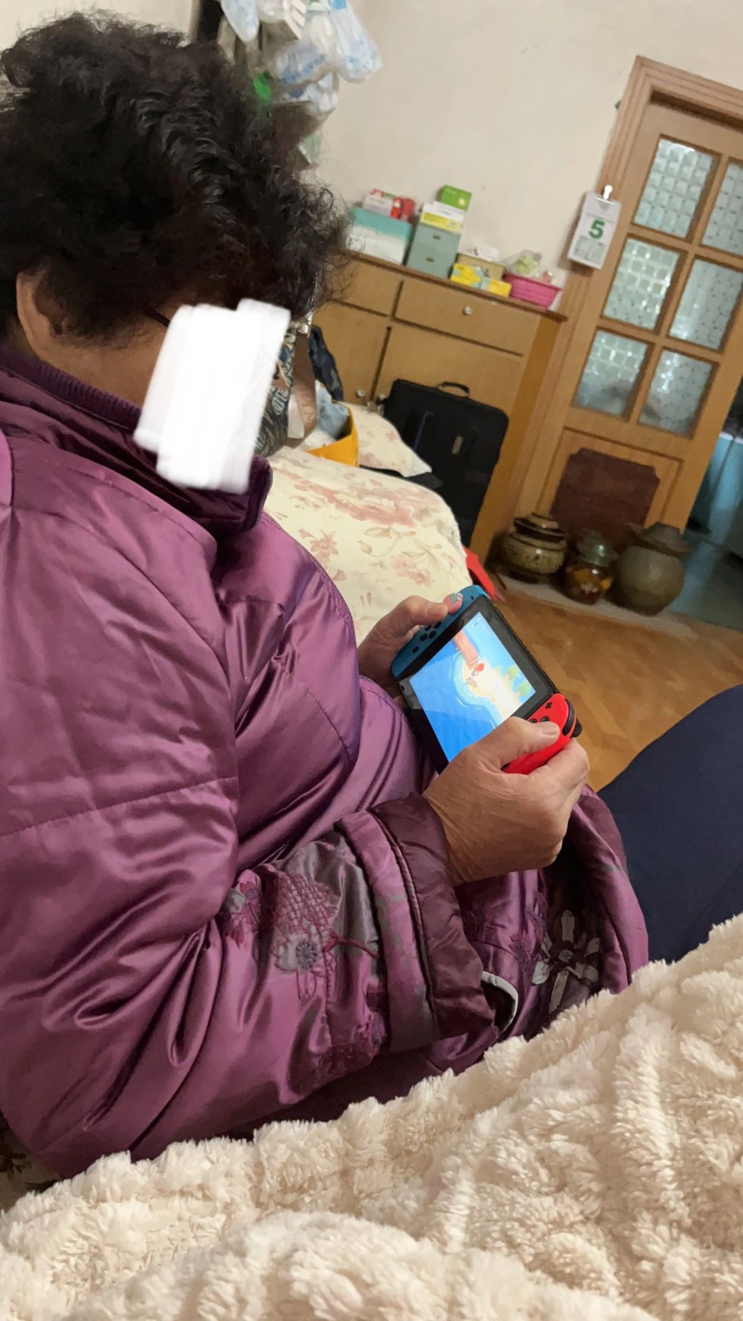 带外婆玩捡树枝
家人们谁懂啊，我跟我外婆介绍我玩的游戏，然后我给她看了steam