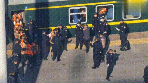 大批缅北电诈嫌疑人被遣返，全国警察忙翻了天

有网友在吉林长春火车站拍到这么一幕