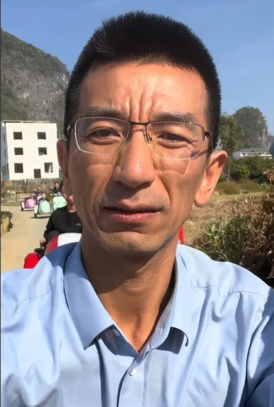 东方小孙和董宇辉不对付，大概2点原因:

1.董宇辉最大的特点，喜欢在直播中讲一