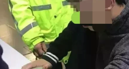 湖南长沙，公交司机下班后喝了半瓶125毫升的劲酒，随后开车回家时与他人车辆发生擦