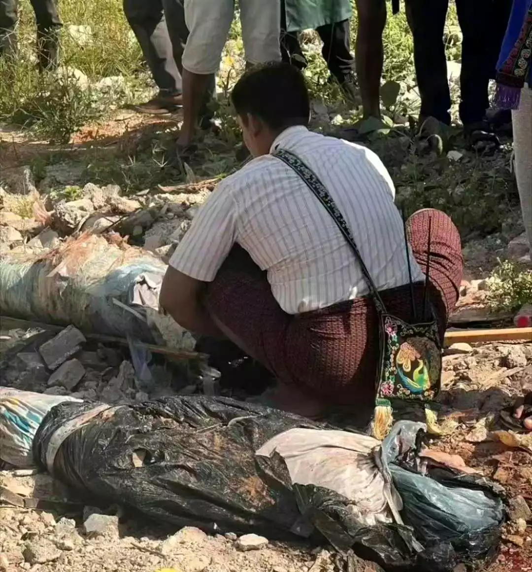 缅北果敢老街，相关人员挖掘被活埋的4名卧底尸体
缅北果敢老街，相关人员在挖掘被活